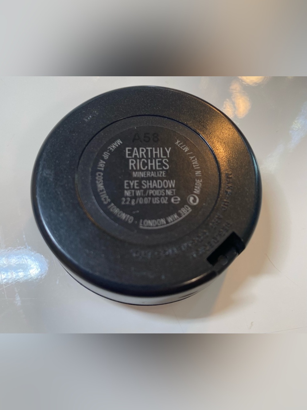 MAC EARTHLY RICHES Mineralize Eyeshadow - Picture 2 of 3